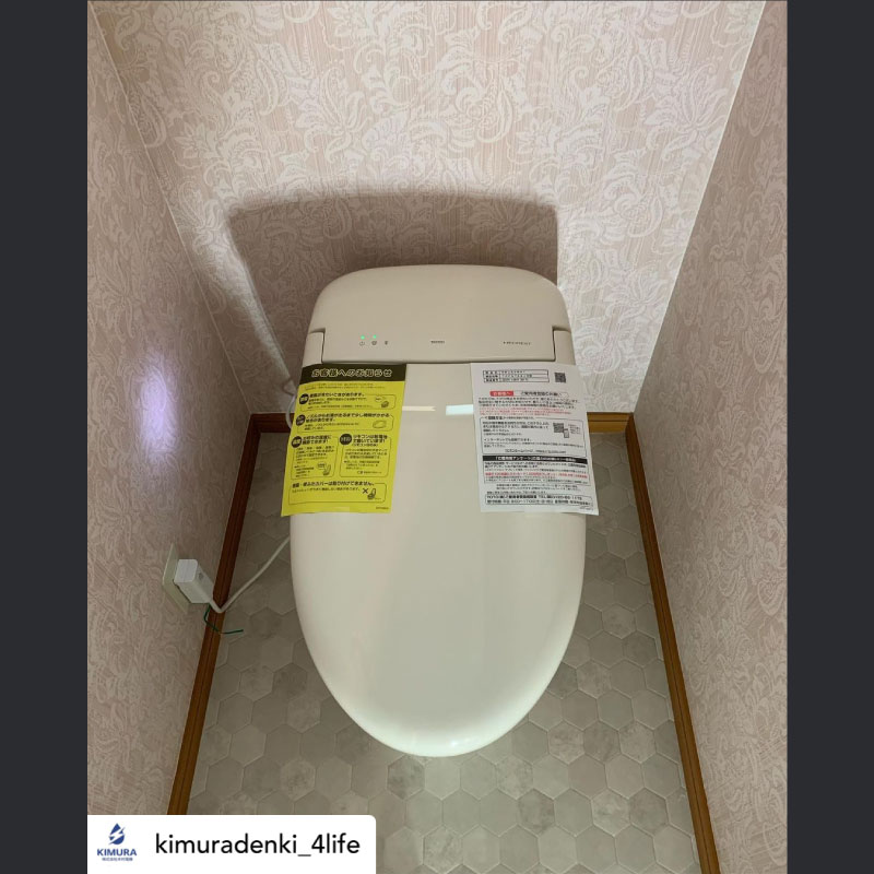 トイレリフォーム工事　取付作業中